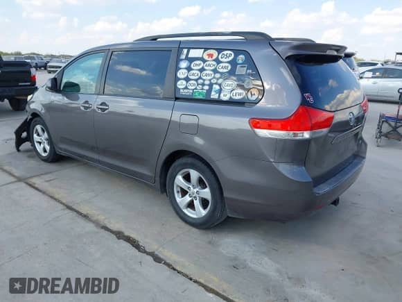 2012 Toyota Sienna LE с VIN 5TDKK3DC2CS180463, выставлен на аукционе IAAI как лот 43250009 с пробегом 127 980 миль миль и . История ставок и продаж доступна на DreamBid. Изображение 3.