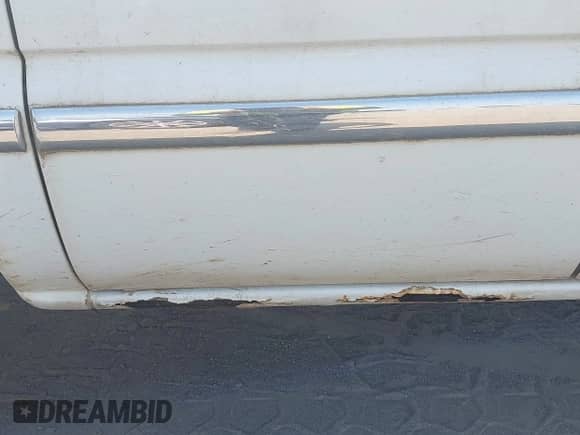 2002 GMC Sierra 1500 SLE z VIN 1GTEK19T12E198855, wystawiony jako IAAI lot #42923074 z przebiegiem 317 702 mil mil oraz . Historia ofert i sprzedaży dostępna na DreamBid. Obrazek 14.