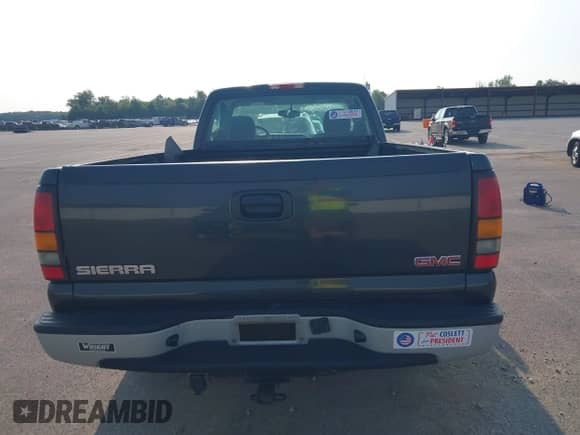 2005 GMC Sierra 1500 Work Truck z VIN 1GTEC14X05Z190508, wystawiony jako IAAI lot #42404098 z przebiegiem 169 043 mil mil oraz . Historia ofert i sprzedaży dostępna na DreamBid. Obrazek 16.