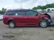 2014 Toyota Sienna XLE z VIN 5TDYK3DCXES422168, wystawiony jako IAAI lot #42178840 z przebiegiem Nie podano mil oraz . Historia ofert i sprzedaży dostępna na DreamBid. Obrazek 13.