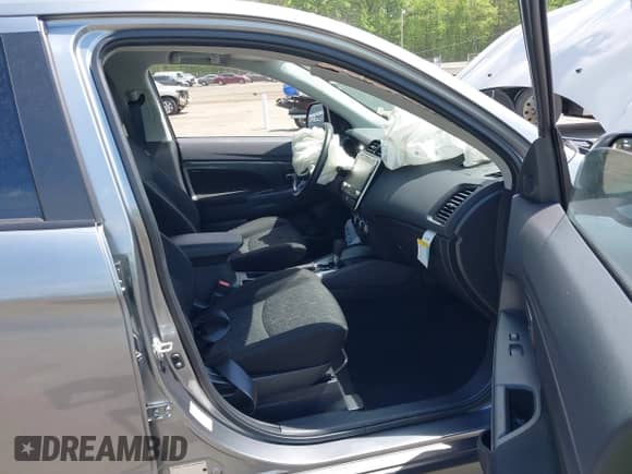 2023 Mitsubishi Outlander ES z VIN JA4ARUAU5PU013679, wystawiony jako IAAI lot #42175376 z przebiegiem 19 024 mil mil oraz . Historia ofert i sprzedaży dostępna na DreamBid. Obrazek 5.