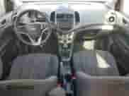 2014 Chevrolet Sonic LT z VIN 1G1JD6SH0E4221556, wystawiony jako Copart lot #86081125 z przebiegiem 121 059 mil mil oraz Szkoda całkowita • Salvage title. Historia ofert i sprzedaży dostępna na DreamBid. Obrazek 8.