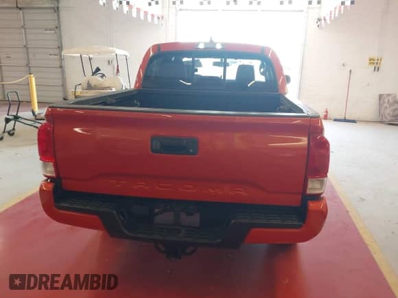 2017 Toyota Tacoma SR5 z VIN 3TMAZ5CN4HM037804, wystawiony jako IAAI lot #43407058 z przebiegiem 119 886 mil mil oraz . Historia ofert i sprzedaży dostępna na DreamBid. Obrazek 16.