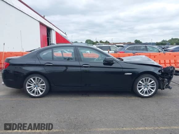 2011 BMW 5 Series 550i с VIN WBAFR9C53BC270107, выставлен на аукционе IAAI как лот 40350375 с пробегом 54 300 миль миль и . История ставок и продаж доступна на DreamBid. Изображение 13.