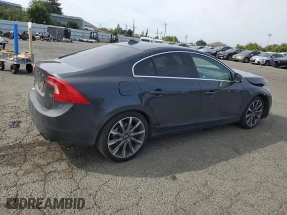 2015 Volvo S60 T5 Drive-E Platinum с VIN YV140MFM3F2335862, выставлен на аукционе Copart как лот 57490365 с пробегом Не указан миль и Списание • Salvage title. История ставок и продаж доступна на DreamBid. Изображение 3.