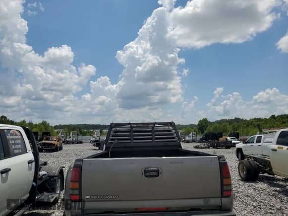 2006 Chevrolet Silverado 3500 DRW LT3 z VIN 1GCJK33DX6F190166, wystawiony jako Copart lot #62232075 z przebiegiem Nie podano mil oraz Szkoda całkowita • Salvage title. Historia ofert i sprzedaży dostępna na DreamBid. Obrazek 6.