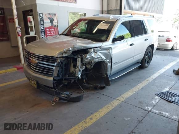 2018 Chevrolet Tahoe Premier z VIN 1GNSKCKC6JR301629, wystawiony jako IAAI lot #42615043 z przebiegiem 113 333 mil mil oraz . Historia ofert i sprzedaży dostępna na DreamBid. Obrazek 17.