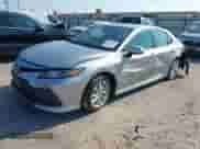 2023 Toyota Camry LE z VIN 4T1C11AK3PU723498, wystawiony jako IAAI lot #43139931 z przebiegiem 70 435 mil mil oraz . Historia ofert i sprzedaży dostępna na DreamBid. Obrazek 2.