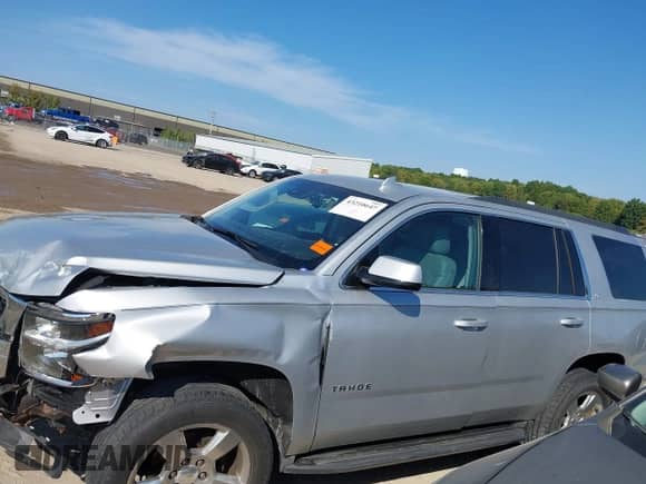 2015 Chevrolet Tahoe LT z VIN 1GNSKBKCXFR727759, wystawiony jako IAAI lot #43210647 z przebiegiem 129 750 mil mil oraz . Historia ofert i sprzedaży dostępna na DreamBid. Obrazek 15.