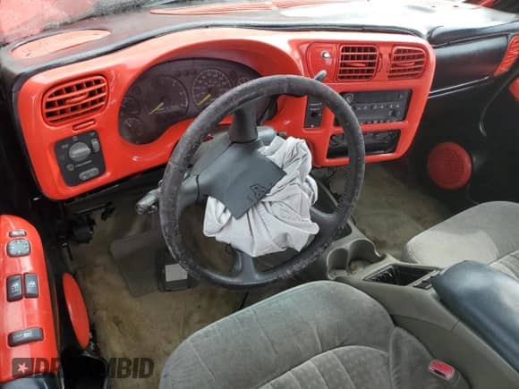 2000 Chevrolet S-10 LS z VIN 1GCCS19W0Y8291956, wystawiony jako Copart lot #61046625 z przebiegiem Nie podano mil oraz Szkoda całkowita • Salvage title. Historia ofert i sprzedaży dostępna na DreamBid. Obrazek 8.