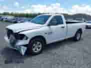 2019 Ram 1500 Tradesman z VIN 3C6JR6DT4KG561518, wystawiony jako IAAI lot #42726625 z przebiegiem 161 859 mil mil oraz . Historia ofert i sprzedaży dostępna na DreamBid. Obrazek 2.