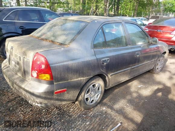2005 Hyundai Accent GLS z VIN KMHCG45C65U607423, wystawiony jako IAAI lot #42142929 z przebiegiem 181 516 mil mil oraz . Historia ofert i sprzedaży dostępna na DreamBid. Obrazek 4.