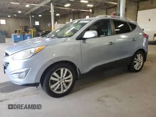 2013 Hyundai Tucson Limited z VIN KM8JUCAC5DU621795, wystawiony jako Copart lot #68837875 z przebiegiem 136 065 mil mil oraz Czysty tytuł • Clean title. Historia ofert i sprzedaży dostępna na DreamBid. Obrazek 1.
