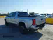2024 Toyota Tacoma SR5 z VIN 3TMLB5JN5RM039515, wystawiony jako IAAI lot #42416031 z przebiegiem 10 900 mil mil oraz . Historia ofert i sprzedaży dostępna na DreamBid. Obrazek 3.