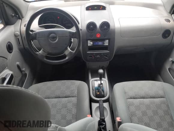 2005 Chevrolet Aveo LS z VIN KL1TD52655B300992, wystawiony jako Copart lot #55802575 z przebiegiem 63 781 mil mil oraz Szkoda całkowita • Salvage title. Historia ofert i sprzedaży dostępna na DreamBid. Obrazek 8.