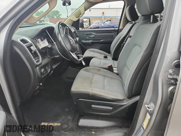 2020 Ram 1500 Big Horn z VIN 1C6RREBT6LN191584, wystawiony jako Copart lot #64273535 z przebiegiem 92 140 mil mil oraz Szkoda całkowita • Salvage title. Historia ofert i sprzedaży dostępna na DreamBid. Obrazek 7.