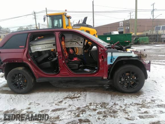 2024 Jeep Grand Cherokee Altitude with VIN 1C4RJHAG3RC250181, listed as a IAAI auction lot 41479690 with Not provided miles and . Bid and sale history available at DreamBid. Image 13.