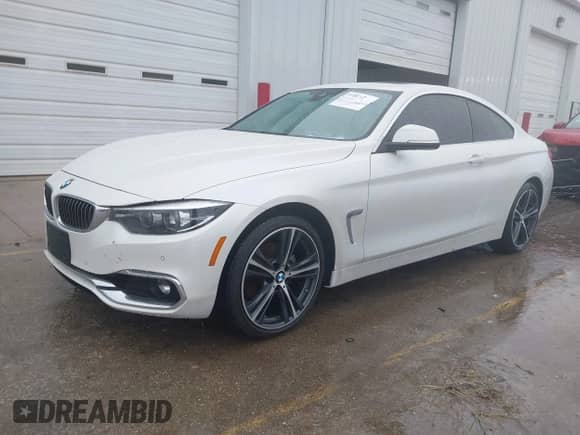 2019 BMW 4 Series 430i xDrive z VIN WBA4W5C51KAE51214, wystawiony jako IAAI lot #41225505 z przebiegiem 52 288 mil mil oraz . Historia ofert i sprzedaży dostępna na DreamBid. Obrazek 2.