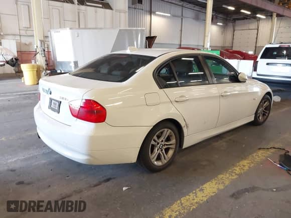 2008 BMW 3 Series 328i с VIN WBAVA37598NL19821, выставлен на аукционе IAAI как лот 43263627 с пробегом 165 811 миль миль и . История ставок и продаж доступна на DreamBid. Изображение 4.
