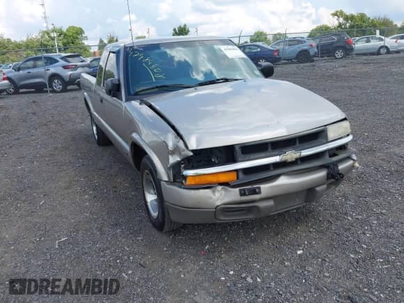 2000 Chevrolet S-10 LS Xtreme z VIN 1GCCS195XYK237767, wystawiony jako IAAI lot #42984808 z przebiegiem 383 552 mil mil oraz . Historia ofert i sprzedaży dostępna na DreamBid. Obrazek 6.
