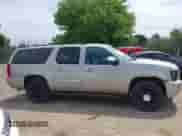 2009 Chevrolet Suburban LTZ z VIN 1GNFK363X9J100709, wystawiony jako IAAI lot #42687530 z przebiegiem 251 856 mil mil oraz . Historia ofert i sprzedaży dostępna na DreamBid. Obrazek 13.