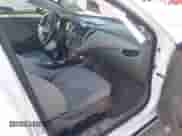 2021 Chevrolet Malibu LS z VIN 1G1ZC5ST2MF027974, wystawiony jako IAAI lot #42774480 z przebiegiem 103 458 mil mil oraz . Historia ofert i sprzedaży dostępna na DreamBid. Obrazek 5.