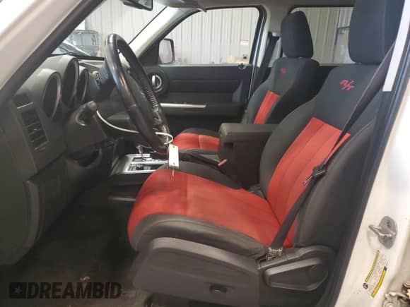 2008 Dodge Nitro R/T z VIN 1D8GU58658W208118, wystawiony jako Copart lot #81581934 z przebiegiem 151 001 mil mil oraz Czysty tytuł • Clean title. Historia ofert i sprzedaży dostępna na DreamBid. Obrazek 7.