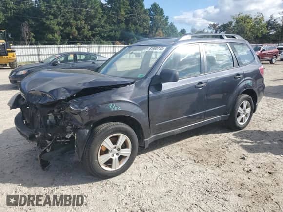 2013 Subaru Forester X z VIN JF2SHABC1DH446326, wystawiony jako Copart lot #81968715 z przebiegiem 121 814 mil mil oraz Szkoda całkowita • Salvage title. Historia ofert i sprzedaży dostępna na DreamBid. Obrazek 1.