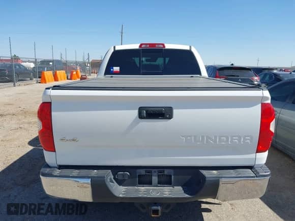 2018 Toyota Tundra SR с VIN 5TFUW5F18JX747478, выставлен на аукционе IAAI как лот 42315962 с пробегом 72 271 миль миль и . История ставок и продаж доступна на DreamBid. Изображение 16.