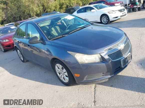 2013 Chevrolet Cruze LS z VIN 1G1PA5SH4D7178608, wystawiony jako IAAI lot #43402402 z przebiegiem 98 357 mil mil oraz . Historia ofert i sprzedaży dostępna na DreamBid. Obrazek 1.