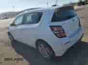 2018 Chevrolet Sonic LT z VIN 1G1JG6SH9J4111641, wystawiony jako Copart lot #49404545 z przebiegiem 108 996 mil mil oraz Szkoda całkowita • Salvage title. Historia ofert i sprzedaży dostępna na DreamBid. Obrazek 2.