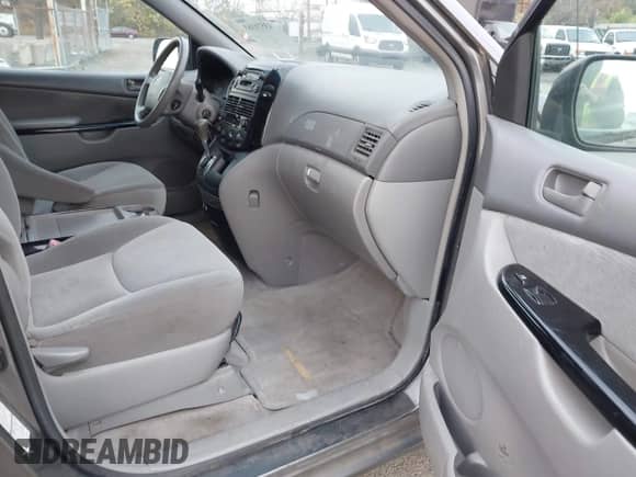 2005 Toyota Sienna LE with VIN 5TDBA23C65S051286, listed as a IAAI auction lot 43571163 with 110,701 mi miles and . Bid and sale history available at DreamBid. Image 5.