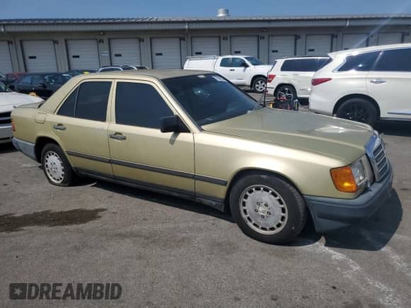 1987 Mercedes-Benz 300 E z VIN WDBEA30D4HA511061, wystawiony jako Copart lot #70599034 z przebiegiem 174 733 mil mil oraz Nie do naprawy • Non repairable. Historia ofert i sprzedaży dostępna na DreamBid. Obrazek 4.