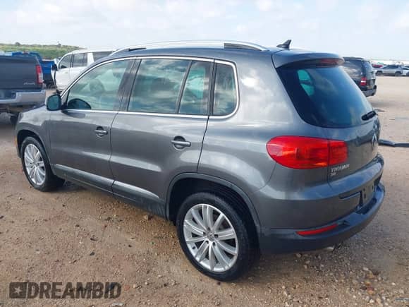 2016 Volkswagen Tiguan S z VIN WVGAV7AX4GW574940, wystawiony jako IAAI lot #42331396 z przebiegiem 81 711 mil mil oraz . Historia ofert i sprzedaży dostępna na DreamBid. Obrazek 3.