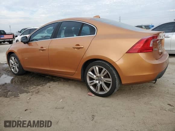 2012 Volvo S60 T6 with VIN YV1902FH8C2024792, listed as a Copart auction lot 43811995 with 189,057 mi miles and Salvage title. Bid and sale history available at DreamBid. Image 2.