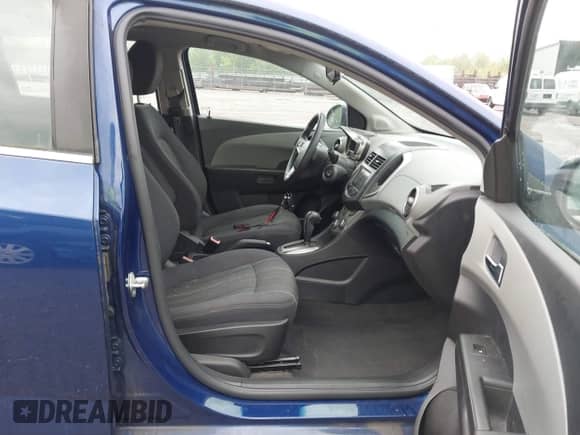 2013 Chevrolet Sonic LT с VIN 1G1JC6SH0D4196613, выставлен на аукционе IAAI как лот 42032791 с пробегом 175 316 миль миль и . История ставок и продаж доступна на DreamBid. Изображение 5.