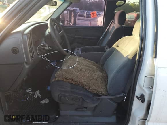 2001 Chevrolet Silverado 1500HD LS z VIN 1GCGC13U21F143976, wystawiony jako Copart lot #85952204 z przebiegiem Nie podano mil oraz Nie do naprawy • Non repairable. Historia ofert i sprzedaży dostępna na DreamBid. Obrazek 7.
