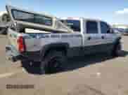 2006 Chevrolet Silverado 1500HD LT2 z VIN 1GCGK13U66F108593, wystawiony jako Copart lot #73030914 z przebiegiem 242 799 mil mil oraz Szkoda całkowita • Salvage title. Historia ofert i sprzedaży dostępna na DreamBid. Obrazek 3.