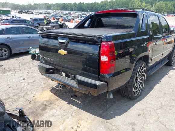 2013 Chevrolet Avalanche LTZ z VIN 3GNMCGE02DG337885, wystawiony jako IAAI lot #42890434 z przebiegiem 234 895 mil mil oraz . Historia ofert i sprzedaży dostępna na DreamBid. Obrazek 4.