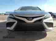 2021 Toyota Camry SE z VIN 4T1S11AK6MU496332, wystawiony jako Copart lot #84531525 z przebiegiem 27 170 mil mil oraz Szkoda całkowita • Salvage title. Historia ofert i sprzedaży dostępna na DreamBid. Obrazek 5.