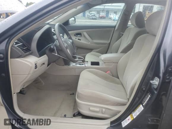 2007 Toyota Camry CE z VIN 4T1BE46K67U557696, wystawiony jako Copart lot #82785335 z przebiegiem 211 672 mil mil oraz Czysty tytuł • Clean title. Historia ofert i sprzedaży dostępna na DreamBid. Obrazek 7.