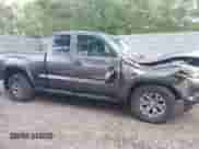 2018 Toyota Tacoma SR5 z VIN 5TFSZ5AN8JX150016, wystawiony jako IAAI lot #42427452 z przebiegiem 22 374 mil mil oraz . Historia ofert i sprzedaży dostępna na DreamBid. Obrazek 13.