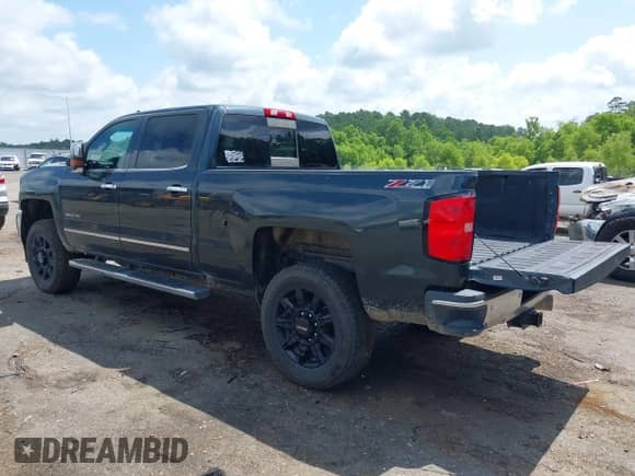 2017 Chevrolet Silverado 2500HD LTZ z VIN 1GC1KWEY0HF129767, wystawiony jako IAAI lot #42520339 z przebiegiem 179 498 mil mil oraz . Historia ofert i sprzedaży dostępna na DreamBid. Obrazek 3.