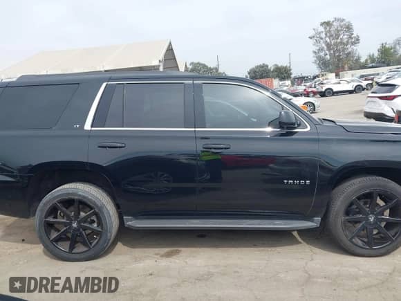 2019 Chevrolet Tahoe LT z VIN 1GNSKBKC9KR377051, wystawiony jako IAAI lot #43081327 z przebiegiem 62 665 mil mil oraz . Historia ofert i sprzedaży dostępna na DreamBid. Obrazek 13.