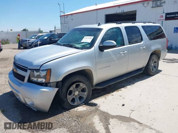 2013 Chevrolet Suburban LT z VIN 1GNSKJE78DR136402, wystawiony jako IAAI lot #42615448 z przebiegiem 129 306 mil mil oraz . Historia ofert i sprzedaży dostępna na DreamBid. Obrazek 2.
