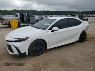 2025 Toyota Camry LE z VIN 4T1DAACK9SU174528, wystawiony jako Copart lot #72027915 z przebiegiem 12 821 mil mil oraz Czysty tytuł • Clean title. Historia ofert i sprzedaży dostępna na DreamBid. Obrazek 1.