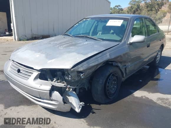 1999 Toyota Camry LE z VIN 4T1BF28K2XU074964, wystawiony jako IAAI lot #43209741 z przebiegiem 220 823 mil mil oraz . Historia ofert i sprzedaży dostępna na DreamBid. Obrazek 18.