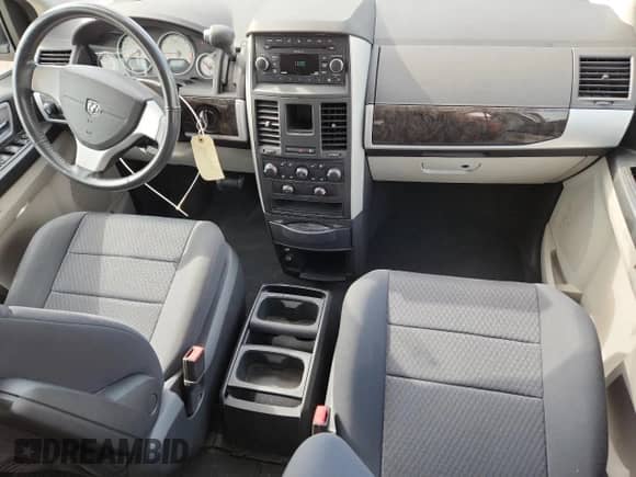 2010 Dodge Grand Caravan SXT с VIN 2D4RN5D19AR220191, выставлен на аукционе Copart как лот 69233045 с пробегом 58 716 миль миль и Списание • Salvage title. История ставок и продаж доступна на DreamBid. Изображение 8.