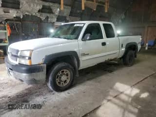 2003 Chevrolet Silverado 2500HD LT z VIN 1GCHK29133E152916, wystawiony jako Copart lot #46270055 z przebiegiem 143 328 mil mil oraz Szkoda całkowita • Salvage title. Historia ofert i sprzedaży dostępna na DreamBid. Obrazek 1.