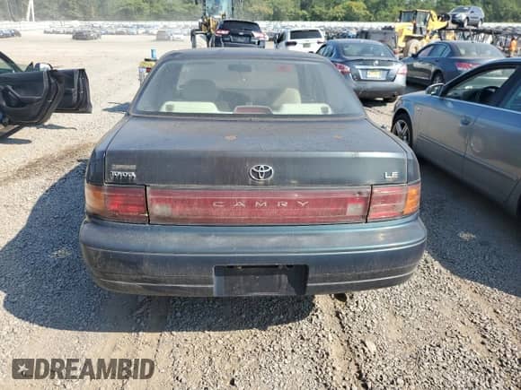 1994 Toyota Camry LE z VIN 4T1SK12E2RU424394, wystawiony jako Copart lot #68573215 z przebiegiem 69 437 mil mil oraz Czysty tytuł • Clean title. Historia ofert i sprzedaży dostępna na DreamBid. Obrazek 6.
